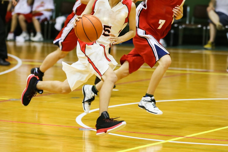 スポーツ中の突き指は保険の対象になる？ケガの補償と手続き方法を解説