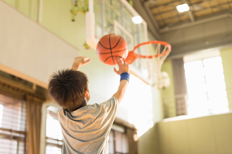スポーツをしている最中の突き指は保険で補償される？