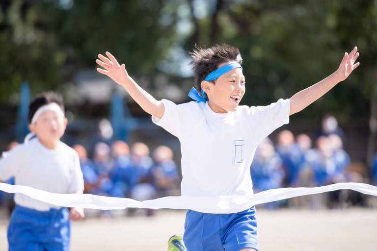 学校でスポーツをしている最中のケガは保険で補償される？手続き方法も解説