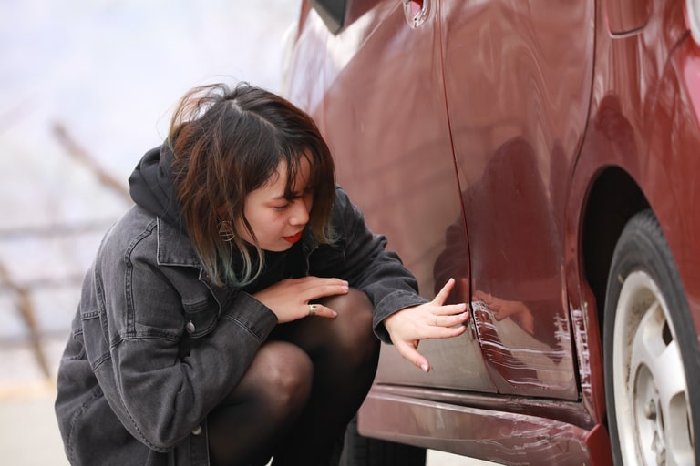 スポーツ中に車に傷をつけた場合、保険は適用される？