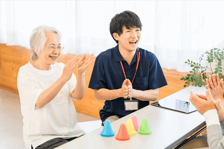 介護施設はどんな場面でレクリエーション保険が役立つ？おすすめ商品も紹介